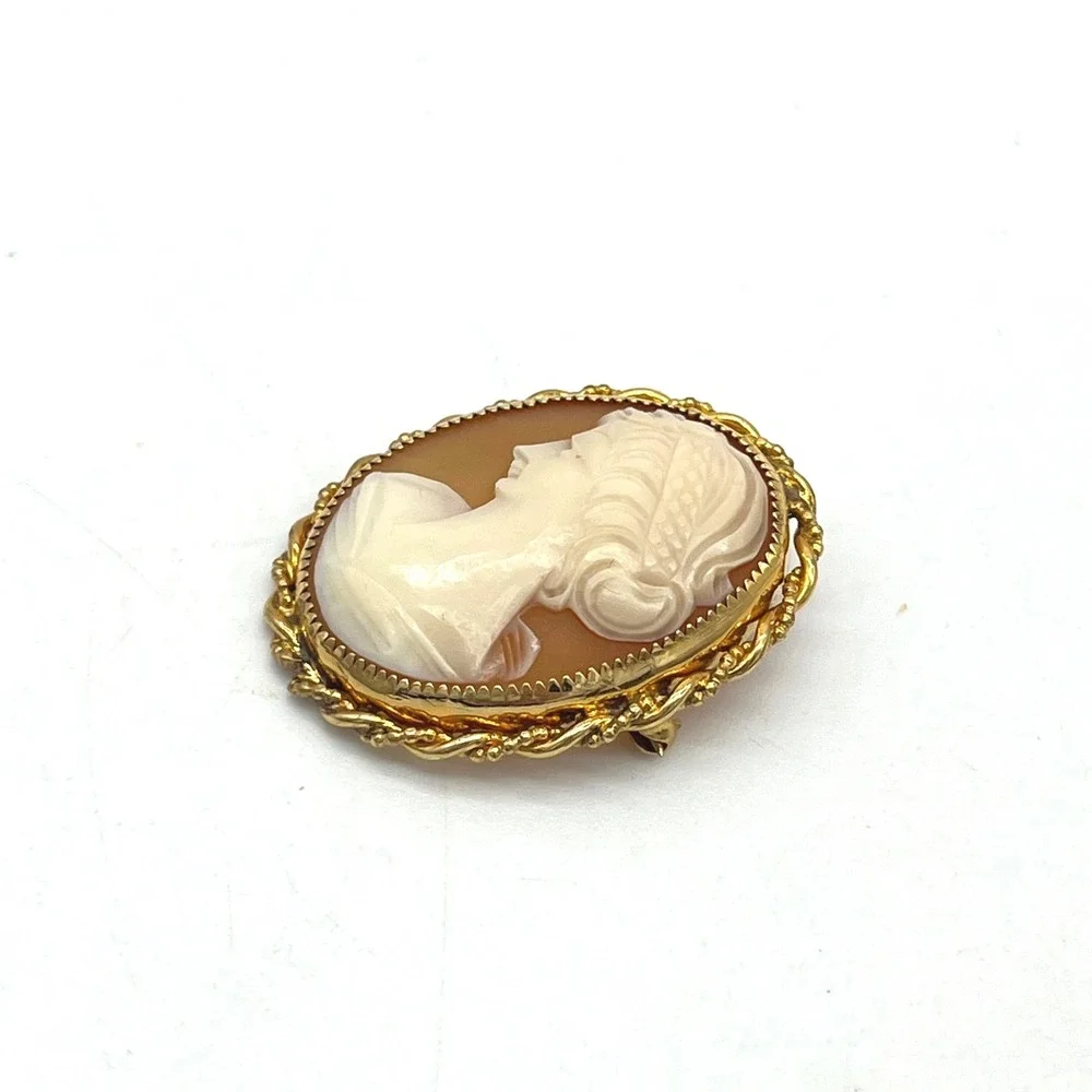 Vintage Shell Cameo Brooch Gold Tone Twisted‎ Rope Frame Hand Carved Profile Pin